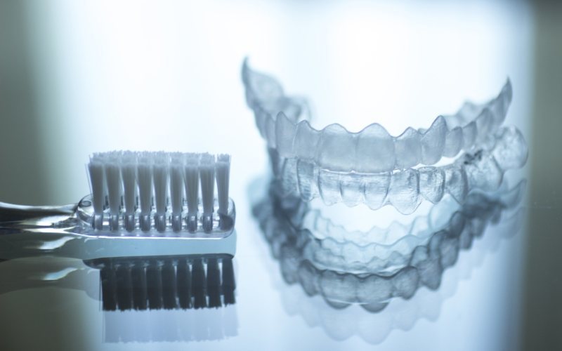 Denti storti, le soluzioni per raddrizzarli con invisalign