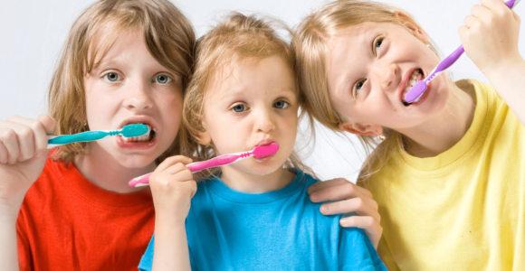 Macchie sui denti nei bambini: quali sono le cause?